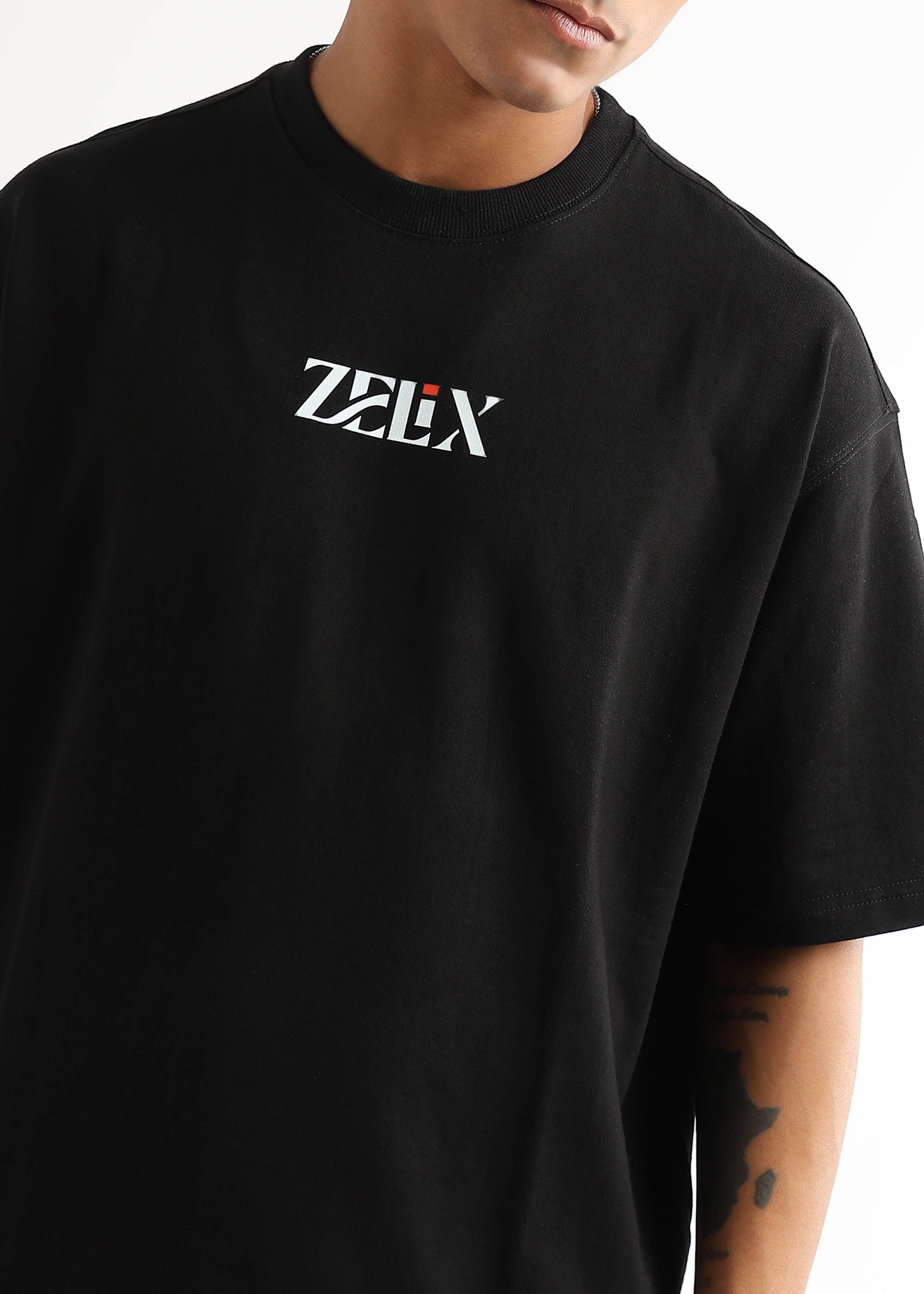 Street style oversized black drop shoulder tee