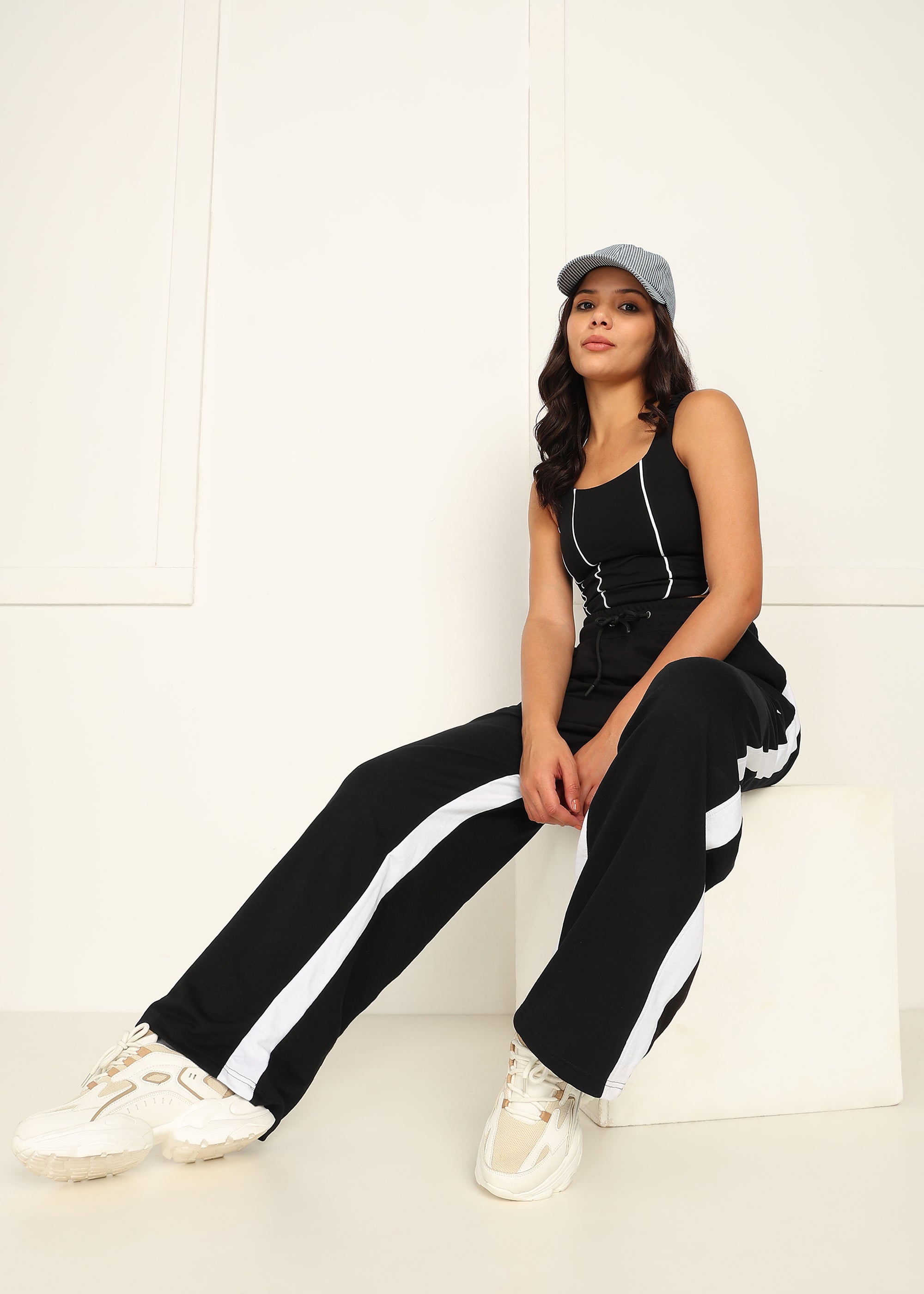 WOMEN STATIC BAGGY JOGGERS BLACK - WHITE