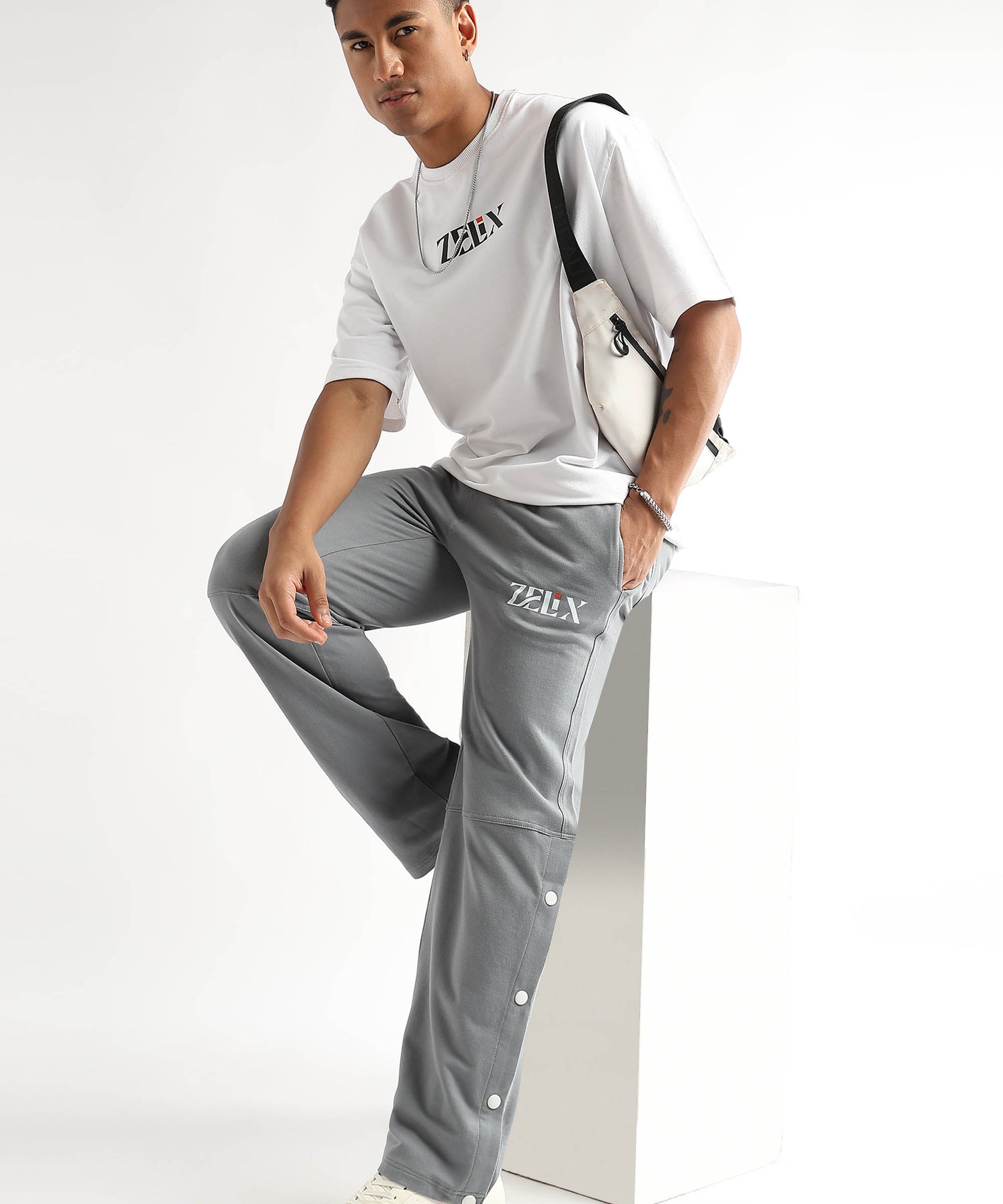 Relaxed fit cotton joggers with street style print