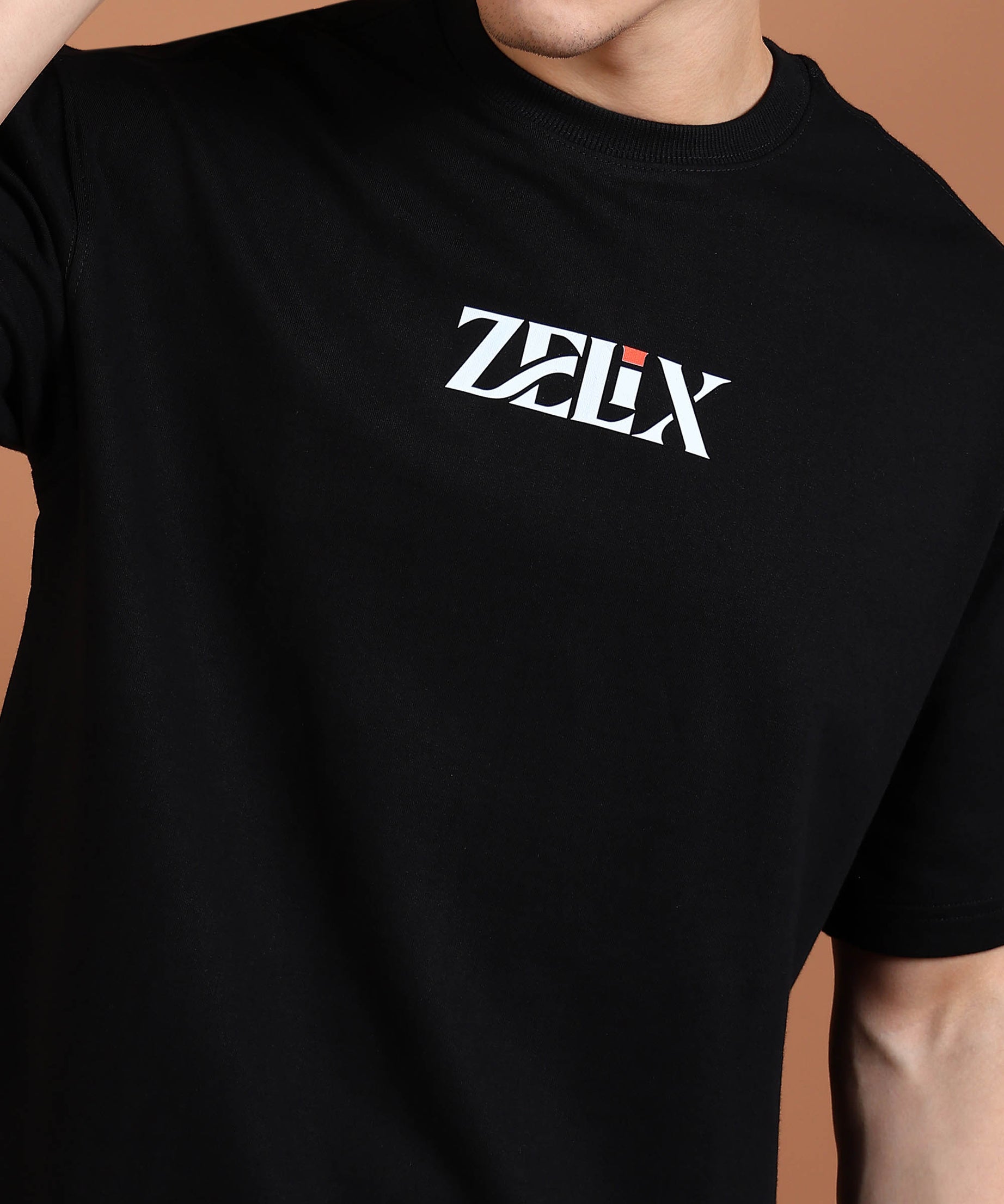 Casual black oversized Bizarre Bear graphic tee