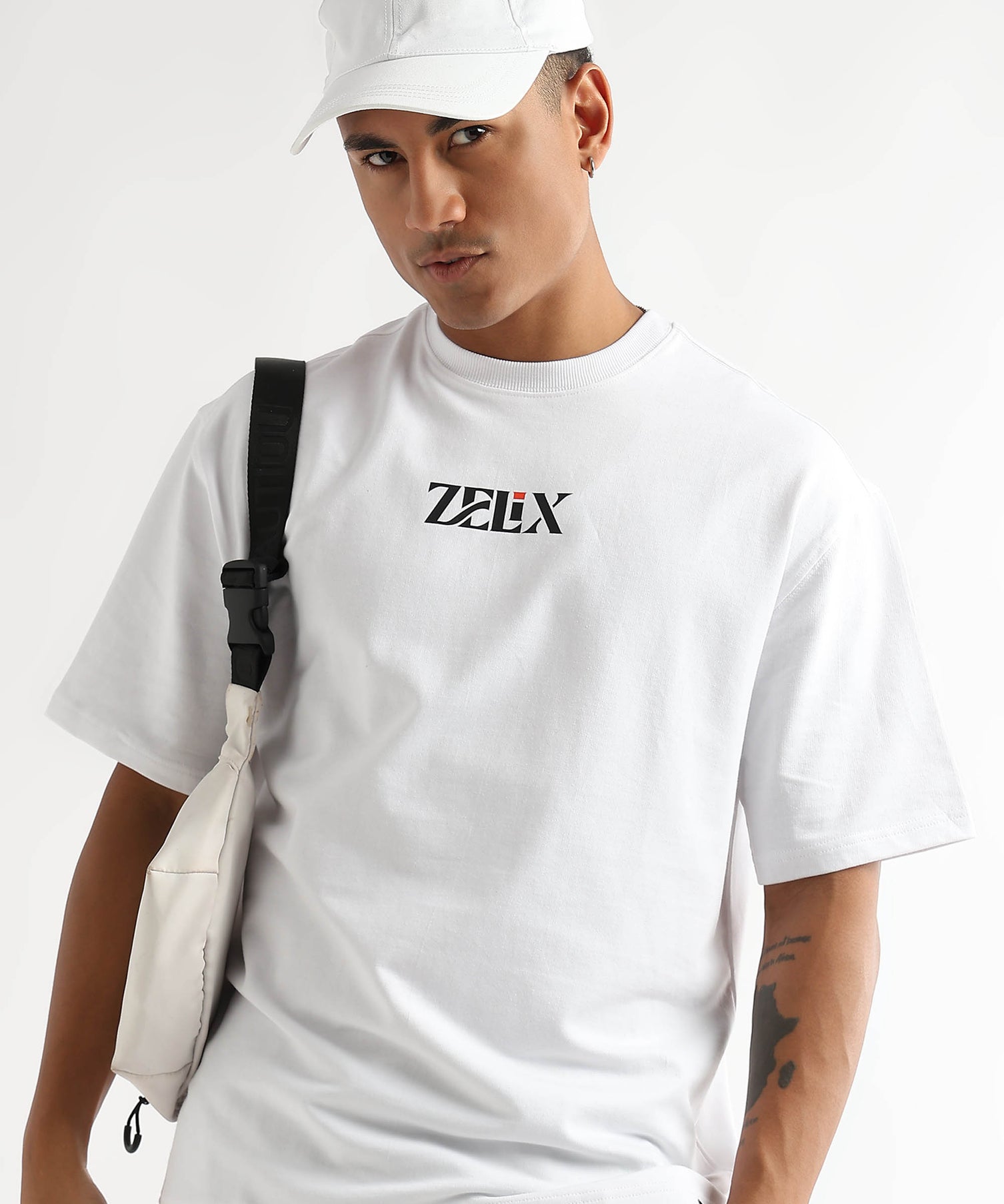 Comfortable oversized t-shirt with adventure-themed print