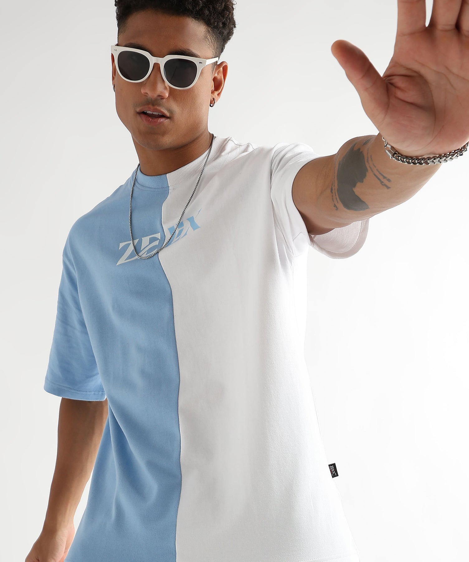 Oversized casual tee with sky blue-white design