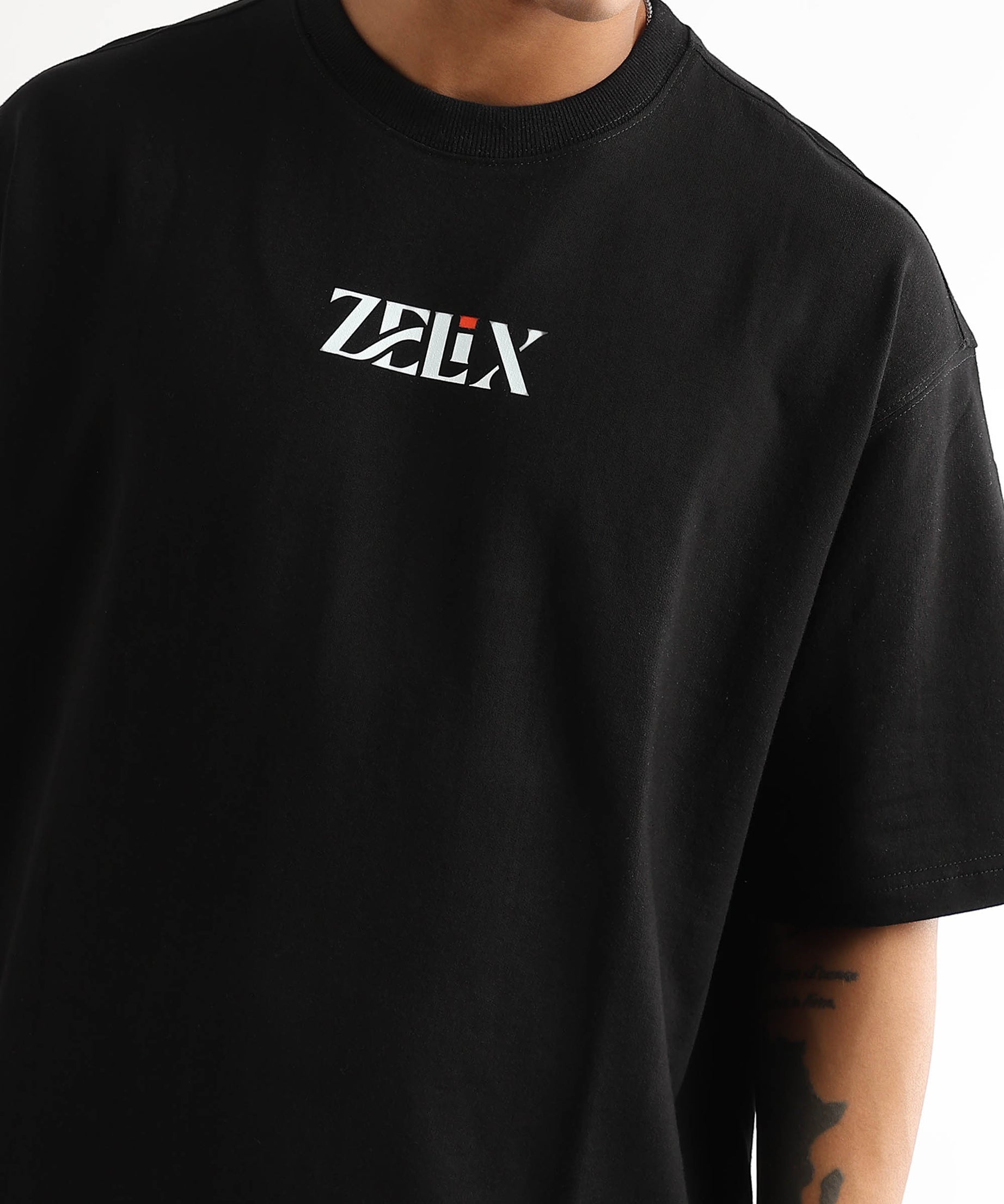 Street style oversized black drop shoulder tee